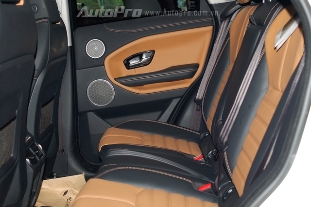 
Chiếc xe được UK Auto trưng bày có ngoại thất trắng muốt và nội thất màu nâu-đen. Ghế ngồi được điều chỉnh 6 hướng và có thể mở rộng đến 14 hướng. Ngoài ra, hệ thống đèn viền nội thất là một trang bị cao cấp cho Range Rover Evoque 2016.
