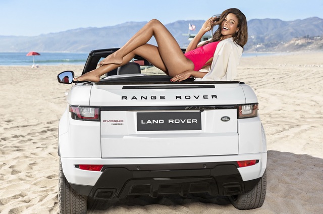 
Naomie Harris chụp ảnh trên bờ biển cùng Range Rover Evoque Convertible.
