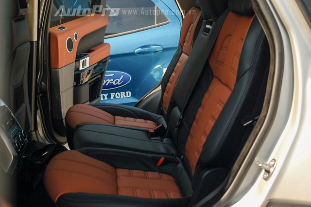 Các kích thước được tăng đáng kể nên ghế sau của Range Rover Sport Autobiography 2015 trở nên rộng rãi và thoải mái hơn trước cùng khoảng duỗi chân lên đến 939 mm.