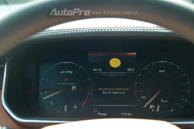 
Cụm đồng hồ trên Range Rover Sport thể hiện nhiều các thông số cơ bản giúp người lái nắm bắt dễ dàng.
