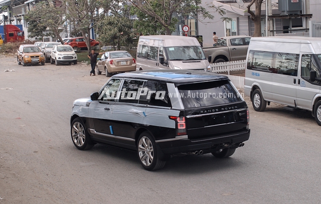 
Range Rover SVAutobiography LWB 2016 đầu tiên xuất hiện tại Việt Nam chỉ mang ngoại thất đen bóng. Bên cạnh đó là nhiều chi tiết hàng thửa của phiên bản giới hạn Black Edition như...
