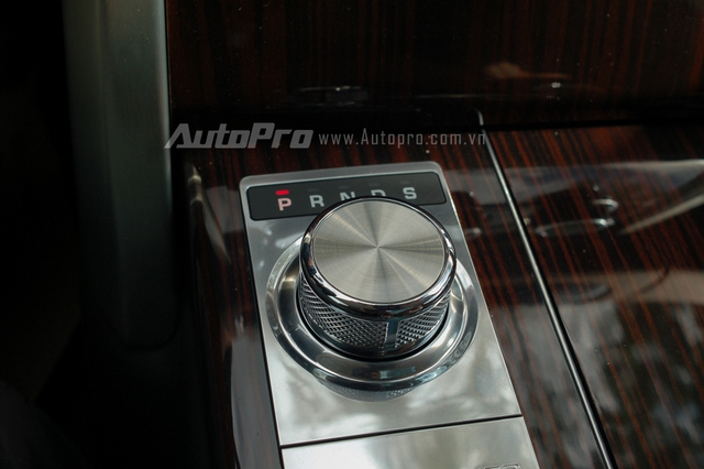 
Các chi tiết nhỏ như bàn đạp hay núm sang số bằng chất liệu nhôm đặc cũng là điểm nhấn nổi bật trong thiết kế nội thất của Range Rover SVAutobiography.
