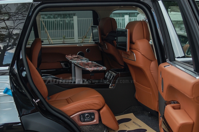 
Đối với những chiếc SUV siêu sang như Range Rover SVAutobiography, hàng ghế sau chính là nơi moi tiền của khách hàng. Ghế sau tích hợp thêm đệm đỡ bắp chân và bàn làm việc mini ốp gỗ sang trọng tích hợp thêm khay đựng ly hay hộc lạnh chứa đồ.
