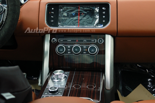 
Bảng điều khiển trung tâm nổi bật với màn hình cảm ứng đảm nhận chức năng giải trí và điều khiển nhiều tính năng cơ bản của xe. Phía dưới là khu vực được ốp gỗ sang trọng.
