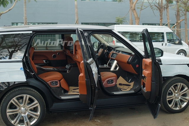 
Bên trong xe là nội thất màu nâu da bò kết hợp cùng một số chi tiết được ốp gỗ.
