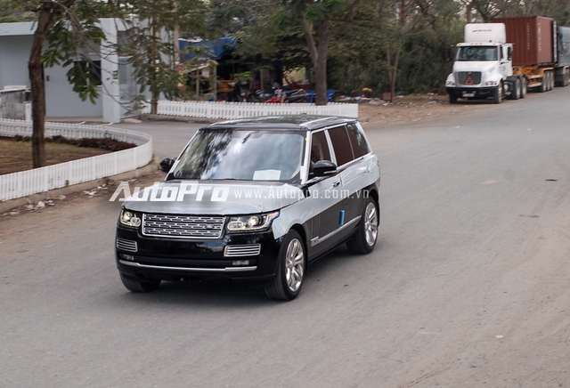 
Range Rover SVAutobiography đượcbộ phận Special Vehicle Operations (SVO) của Jaguar Land Rover thiết kế. Trong đó, khách hàng có thể lựa chọn ngoại thất 2 tông màu. Phần thân trên có màu đen Santorini và dưới được sơn 9 màu khác biệt theo lựa chọn của khách hàng. Điều này cũng áp dụng cho cả nội thất.
