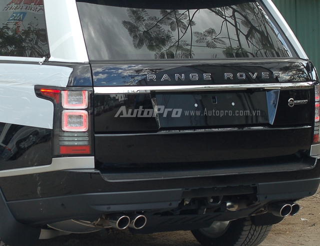 
Logo quen thuộc Range Rover trên đầu và đuôi xe không được mạ crôm sáng bóng như trước. Thay vào đó, logo được khắc chìm ấn tượng. Bản thân ống xả kép cũng là đặc điểm nhận dạng cho phiên bản SVAutobiography.
