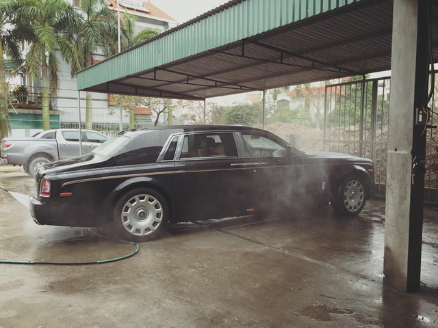 
Sau chiếc xe siêu sang Bentley Mulsanne Speed 2016 màu xanh lục độc nhất Việt Nam có giá 25 tỷ Đồng bị bắt gặp đeo biển kiểm soát Hải Dương, đến nay, giới chơi xe Việt lại choáng khi một đại gia tại đây tậu Rolls-Royce Phantom EWB Series II có giá sau thuế 28 tỷ Đồng.
