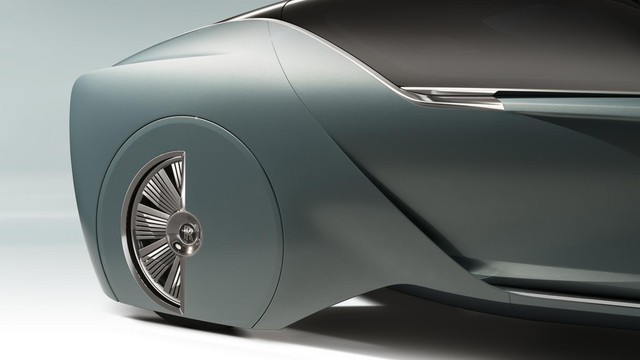 Theo Rolls-Royce, mâm xe cỡ 28 inch và bao gồm 65 miếng nhôm xếp chồng lên nhau.