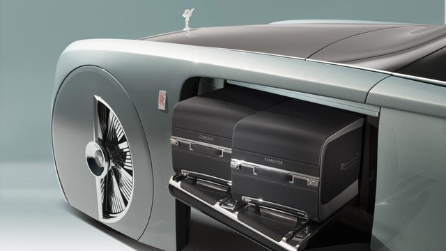 
Cận cảnh khoang hành lý hạng siêu sang trên Rolls-Royce của 100 năm tới.

