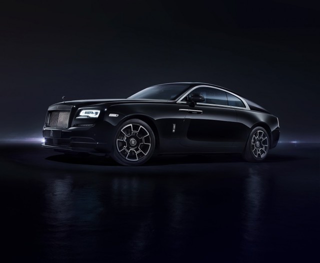 
Vẫn được biết tới như một hãng xe siêu sang với những sản phẩm đứng đầu thế giới, nhưng có lẽ với Rolls-Royce, điều đó vẫn chưa đủ. Để thu hút thêm những tỉ phú trẻ tuổi, mới đây, hãng siêu xe Anh đã giới thiệu thêm gói độ xe Black Badge (logo đen) để mang tới một hơi thở mới cho những mẫu xe trẻ của mình, bao gồm Ghost và Wraith.
