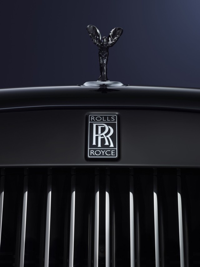 
Có thể thấy ngay từ bề ngoài, chiếc Rolls-Royce đã được thay đổi khá quyết liệt với biểu tượng Flying Lady giờ đây đã có màu tối thay vì màu bạc sáng bóng như thông thường. Những chi tiết như lưới tản nhiệt, khe lấy gió hay ống xả cũng đều mang một màu tối táo bạo.
