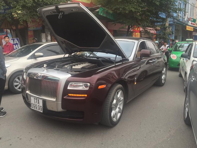
Rolls-Royce Ghost của đại gia Thái Bình gặp sự cố khi lưu thông trên phố.
