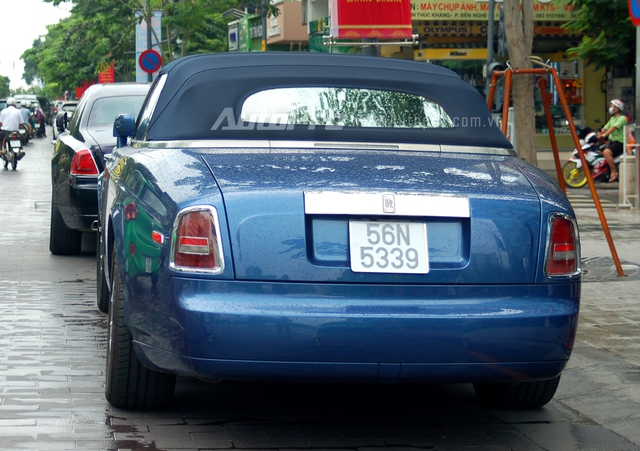 
Chiếc xe mui trần quý tộc vẫn sở hữu động cơ V12, dung tích 6.75 lít tương tự chiếc sedan Phantom, động cơ sản sinh công suất cực đại 453 mã lực. Hộp số tự động 6 cấp. Xe tăng tốc từ 0-100 km/h trong vòng 5.7 giây, tốc độ tối đa 240 km/h. Tại thị trường Việt Nam xe có mức giá 1 triệu đô.
