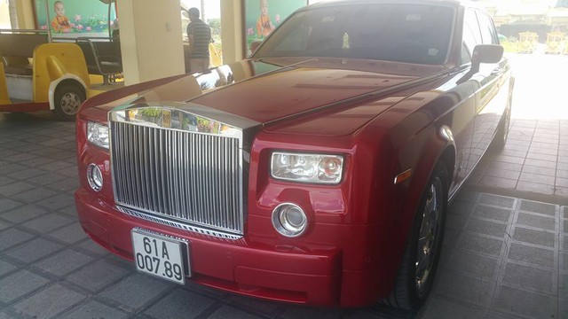 
Rolls-Royce Phantom của ông chủ khu du lịch Đại Nam vừa được thay áo mới màu đỏ rực.
