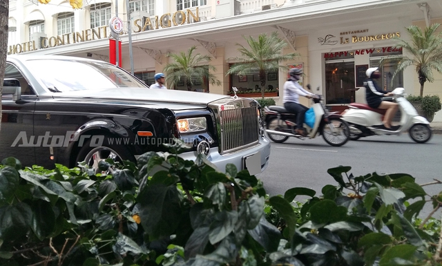 
Ngoài màu độc ở ngoại thất, chiếc Rolls-Royce Phantom hàng thửa còn gây chú ý với biểu tượng hình rồng quyền uy bên hông xe, trên đường coachline màu bạc. Theo giới săn ảnh, bên trong nội thất cũng có hình rồng tương tự.
