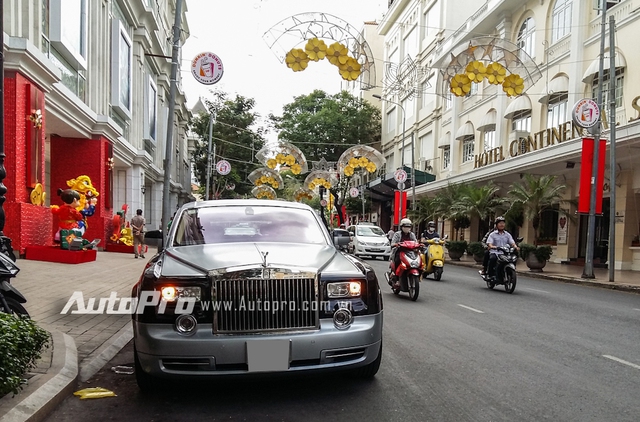 
Trong số hơn 120 chiếc Rolls-Royce xuất hiện tại Việt Nam, dòng xe siêu sang Phantom được các đại gia khá ưa chuộng. Trong đó, có cả những phiên bản giới hạn trên thế giới đến xe được thửa riêng cho các đại gia Việt.
