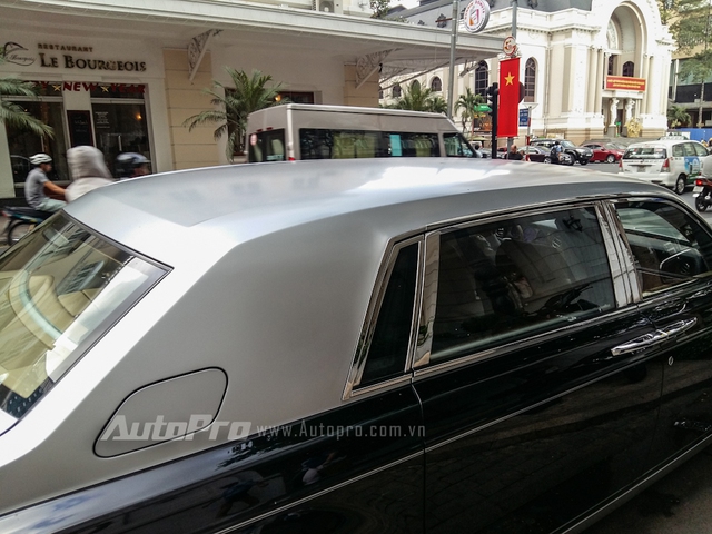 
Màu bạc xuất hiện từ nắp capô kéo dài lên trần và kết thúc ở đuôi xe. Ngoài ra, nửa thân dưới của chiếc Rolls-Royce Phantom cũng được sơn tông màu này, bên cạnh màu đen bóng ấn tượng. Cách phối màu khá độc đáo giúp chiếc Rolls-Royce Phantom sau 8 năm được đưa về nước vẫn gây nhiều sự chú ý.
