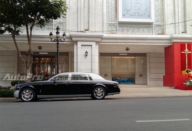 
Chiếc Rolls-Royce Phantom màu độc này có lý lịch khá thú vị khi là hàng thửa dành riêng cho một đại gia tại Mỹ. Ngoài ra, đây là chiếc Rolls-Royce Phantom thứ 2 sở hữu ngoại thất 2 tông màu tại Việt Nam khi về nước vào năm 2008. Chiếc đầu tiên của nữ đại gia Dương Thị Bạch Diệp với ngoại thất diệp lục và bạc.
