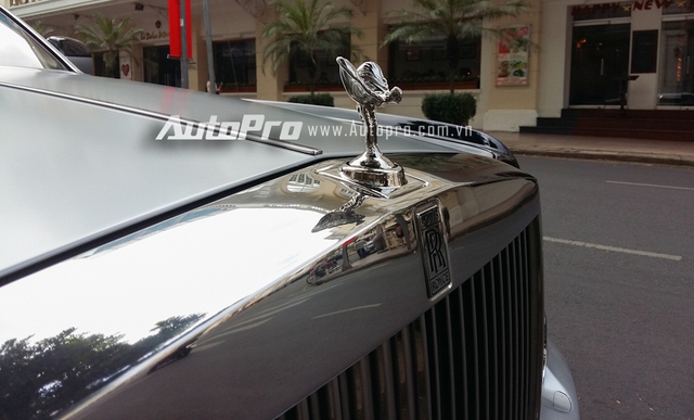 
Ngoài màu ngoại thất độc cùng biểu tượng hình rồng ấn tượng, chiếc Rolls-Royce Phantom này vẫn được trang bị logo Spirit of Ecstasy bằng bạc chứ ko phải vàng trên các phiên bản giới hạn.
