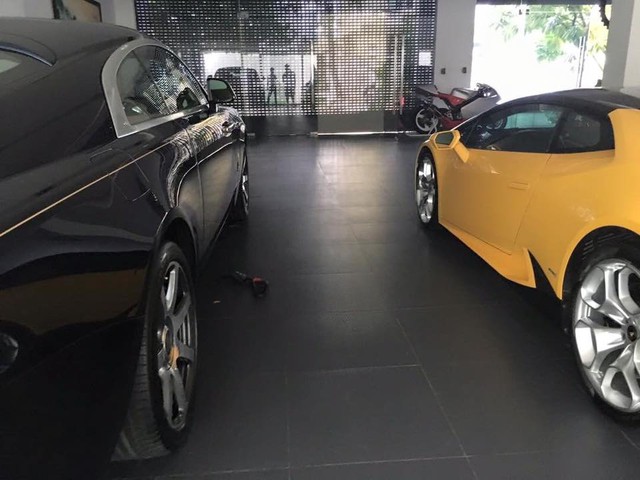 
Rolls-Royce Wraith (bên trái) đọ dáng cùng Lamborghini Huracan LP610-4 màu vàng. Ảnh: Quốc Cường.
