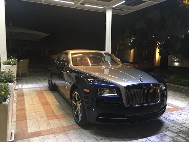 
Đúng như dự đoán của giới mê xe, garage nhà Phan Thành vừa xuất hiện thêm một chiếc Rolls-Royce Wraith. Như vậy, tay chơi 8X đã san bằng kỷ lục về thành tích chỉ trong vòng một tháng mua liên tiếp 3 siêu xe của một năm về trước. Ảnh: Phan Thành.
