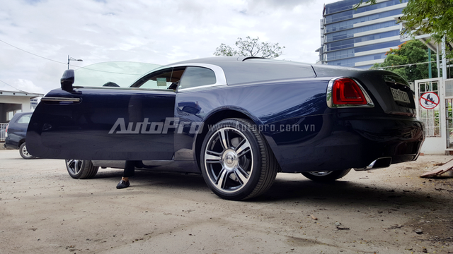 
Rolls-Royce Wraith được xem như chiếc xe 2 cửa của Ghost, trong đó, hai cánh cửa trước bị loại bỏ và kiểu mở cửa tự sát được chọn làm cửa chính mang đến vẻ ngoài lạ mắt cho chiếc coupe siêu sang.
