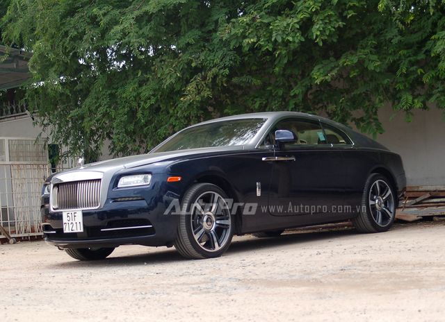 
Hiện chưa rõ mức giá dành cho chiếc Rolls-Royce Wraith khi hoàn tất các thủ tục đăng kiểm, trong khi đó, những chiếc Wraith đang được phân phối chính hãng với giá khoảng 20 tỷ Đồng. Ngoài ra, hai chiếc siêu xe màu vàng rực nhanh chân ra biển trắng trước đó đã có tổng trị giá vào khoảng 35 tỷ Đồng.
