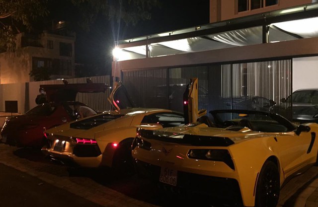 
Siêu bò Lamborghini Aventador trong màn khạc lửa đứng cạnh Corvette Z06 cùng Mercedes SLS AMG đỏ.
