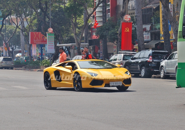 
Nhiều du khách nước ngoài ngỡ ngàng với màn tăng tốc ấn tượng của siêu xe Lamborghini Aventador trên phố.
