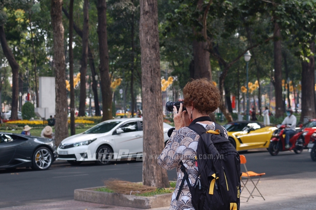
Một du khách tranh thủ ghi lại khoảnh khắc 4 siêu xe xếp hàng dài trên phố tại Sài Gòn.
