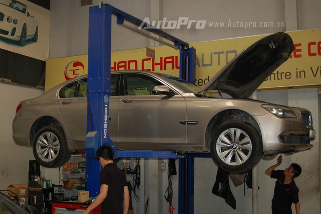 
Một chiếc BMW đang được bảo dưỡng tại Thần Châu Auto.
