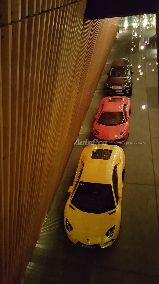 
Vào tối qua, ngày 17/4/2016, dàn xe sang và siêu xe có màn tụ tập ấn tượng tại một trung tâm hội nghị sang trọng tại Quận 1, thu hút nhiều sự chú ý của khách tham quan tại đây. Có thể thấy, nổi bật trong đoàn là sự xuất hiện của bộ đôi siêu bò Lamborghini Aventador LP700-4 màu cam và vàng.
