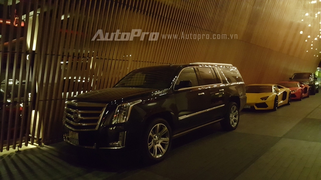 
Cadillac Escalade 2015, chiếc SUV hạng sang từng nổi đình đám vào năm 2015 với thiết kế đẹp mắt và được các tay chơi Việt khá ưa chuộng. Xuất hiện trong dàn xe sang và siêu xe, mẫu SUV này mang biển tứ quý 7 đẹp mắt. Tại thị trường Việt Nam, Cadillac Escalade 2015 có giá bán vào khoảng 200.000 USD.
