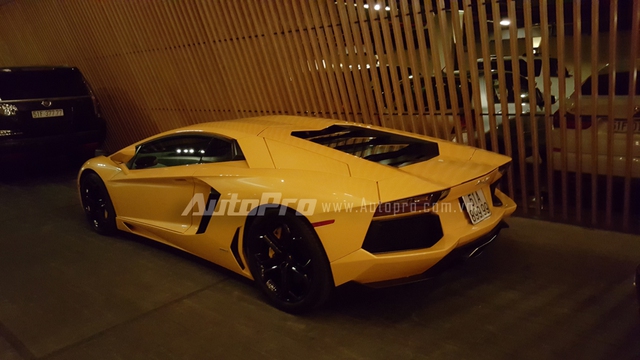 
Trong đó, siêu xe Lamborghini Aventador LP700-4 màu vàng xuất hiện vào tháng 6/2012 và trở nên nổi tiếng khi được chủ nhân cho ra biển số trắng tứ quý 9, sau thời gian dài mang biển ngoại giao.

