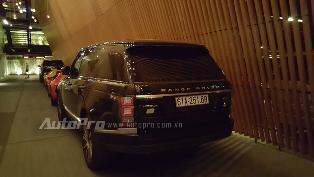 
Range Rover Vogue cũng xuất hiện trong đoàn xe sang nổi bật vào tối qua.
