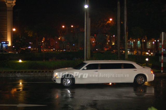 
Chiếc Chrysler 300 Touring Limousine dài gần 9 mét thu hút nhiều sự chú ý khi tiến vào khuôn viên diễn ra Đêm hội chân dài.
