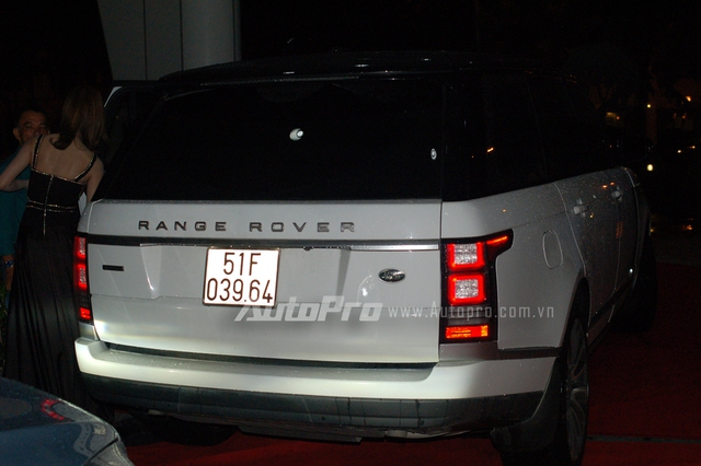 
Ngọc Trinh cùng người mẫu Linh Chi đến dự sự kiện trên chiếc Range Rover Autobiography LWB.
