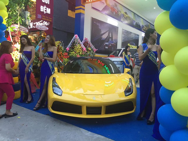 
Bên cạnh sự xuất hiện của chiếc Lamborghini Aventador LP700-4 mui trần thứ 2 tại Việt Nam là siêu xe Ferrari 488 GTB nổi bật trong bộ áo màu vàng rực. Được biết, đây là chiếc Ferrari 488 GTB thứ 8 xuất hiện tại Việt Nam và là chiếc thứ 2 mang ngoại thất màu vàng. Chiếc Ferrari 488 GTB màu vàng đầu tiên thuộc sở hữu của em trai Phan Thành.
