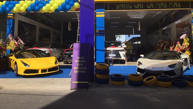 
Vào tối qua, ngày 8/7/2016, sự xuất hiện của cặp đôi siêu xe Ferrari 488 GTB và Lamborghini Aventador LP700-4 Roadster trước cửa một công ty nhập khẩu ô tô tại Đà Nẵng đã thu hút nhiều sự chú ý của khách tham quan cũng như những người dân sinh sống gần đó.
