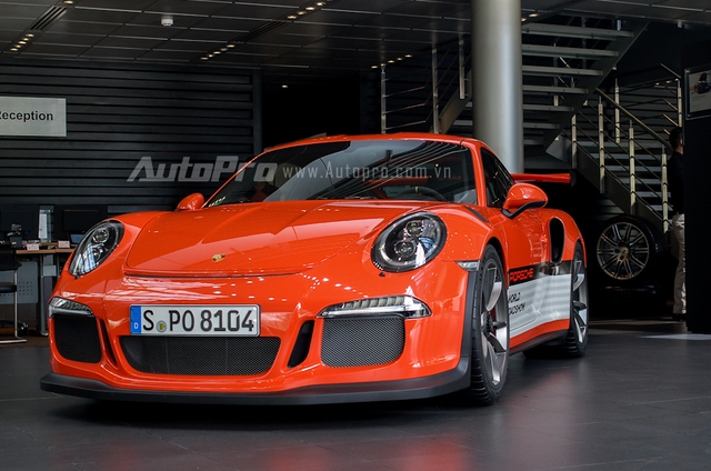 
Porsche 911 GT3 RS thứ 2 xuất hiện tại Việt Nam đang được trưng bày bên trong showroom chính hãng ở quận 7, bên cạnh những người em như 911 Targa 4 GTS, GT4 và Boxster GTS.

