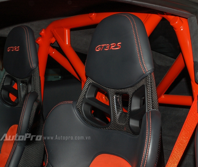 
Nếu may mắn ngồi vào bộ ghế thể thao của Porsche 911 GT3 RS, bạn sẽ thấy trọng tâm khá thấp và có thiết kế ôm sát thân người. Kiểu thiết kế này rất có ích cho những chủ nhân cầm lái siêu xe khi vào cua ở tốc độ cao mà không lo bị ngiêng người ra khỏi ghế. Phía sau không có hàng ghế thứ hai mà xuất hiện những thanh thép gia cố khung xe để giảm thiểu tối đa thương tích cho người ngồi bên trong khi xe bị lật.
