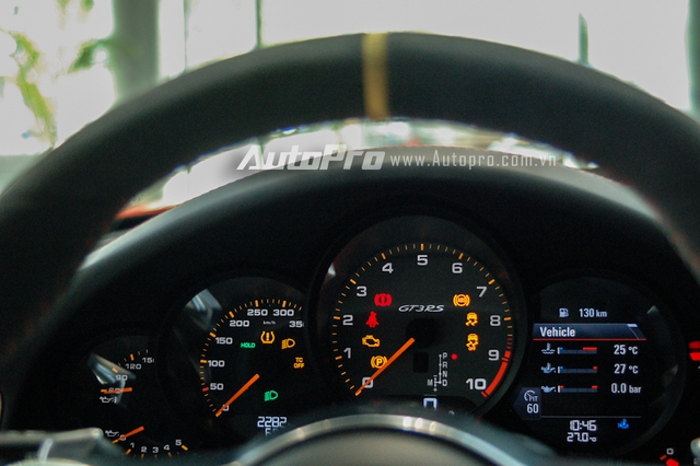 
Porsche 911 GT3 RS sở hữu cụm đồng hồ theo chất xe đua ấn tượng. Trong đó, đồng hồ chính hiển thị vòng tua máy, phía bên trái là đồng hồ báo tốc độ cùng quãng đường đã đi.
