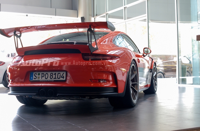 
GT3 RS là cái tên mà rất nhiều người mê xe không thể nào nhầm lẫn trong một rừng phiên bản có thiết kế na ná nhau của dòng ô tô thể thao Porsche 911. Ra mắt tại triển lãm Geneva 2015, Porsche 911 GT3 RS là thế hệ thứ 5. Trong đó, GT ám chỉ những xe đua đường phố của Porsche còn RS là viết tắt của RennSport hay cuộc đua.
