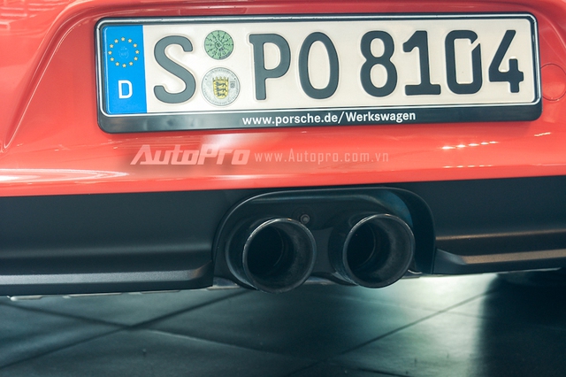 
Cụm ống xả đặt gọn gàng chính giữa đuôi xe như các thế hệ 911 khác. Tuy nhiên, tiếng pô của Porsche 911 GT3 RS ấn tượng hơn rất nhiều khi được trang bị động cơ Boxer 6 xy-lanh, sản sinh công suất tối đa 500 mã lực.
