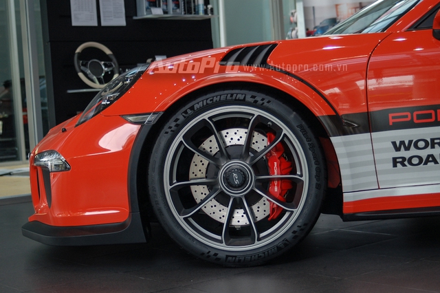 
Porsche 911 GT3 RS thế hệ thứ 5 có chiều dài 4.545 mm, rộng 1.880 mm và cao 1.291 mm. Nhờ áp dụng các vật liệu siêu nhẹ như carbon, ma-giê và nhôm ở một số chi tiết, xe chỉ nặng 1.490 kg, giảm 10 kg so với Porsche 911 GT3 tiêu chuẩn.
