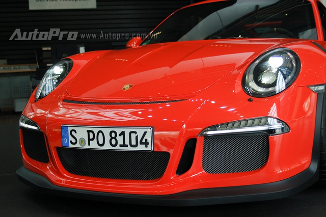 
Ở ngoại thất, Porsche 911 GT3 RS gây ấn tượng với hốc gió lớn và được chia thành 3 vùng riêng biệt. Ngoài ra, lưới tản nhiệt trải dài sát mép khoang hành lý phía trước là một thiết kế độc đáo trên mẫu siêu xe đường phố. Cụm đèn pha sử dụng công nghệ LED, tương tự dãy đèn định vị bên dưới.
