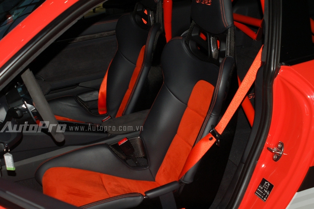
Bên trong khoang lái, Porsche 911 GT3 RS có ghế xe đua bọc bằng da Alcantara cao cấp màu cam-đen. Ngoài ra, còn nhiều chi tiết bằng sợi carbon và ốp bạc Galvano tạo nên điểm nhấn cho siêu xe đường phố.
