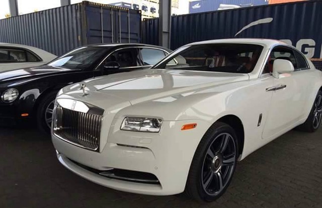 
Rolls-Royce Wraith màu trắng ngoài cùng là Bentley Flying Spur thế hệ mới.
