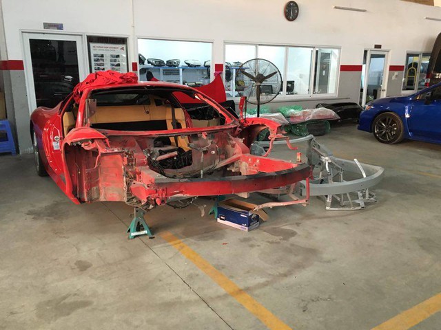 458 Italia với khung xe phía trước bị hư hỏng nặng trong vụ tai nạn, kế bên là khung nhôm chính hãng của Ferrari.